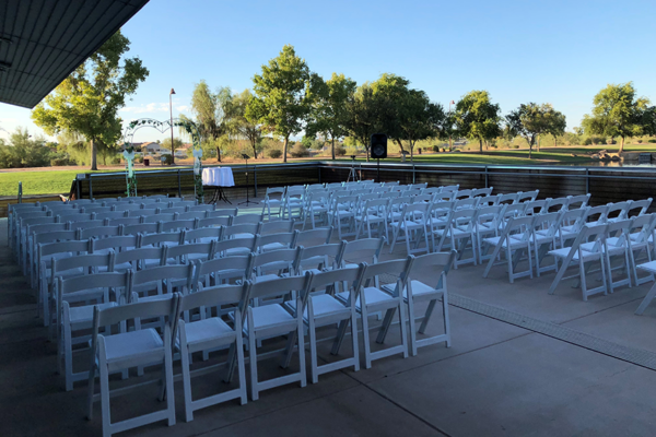 outdoor-wedding-ceremony-outisde-venue-in-peoria-arizona